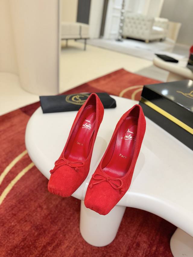 芭蕾舞鞋W. 引人注目的优雅 Cassia Nodo 高跟鞋的灵感来自芭蕾舞鞋。 这款 Maison Christian Louboutin 鞋款采用黑色真丝制