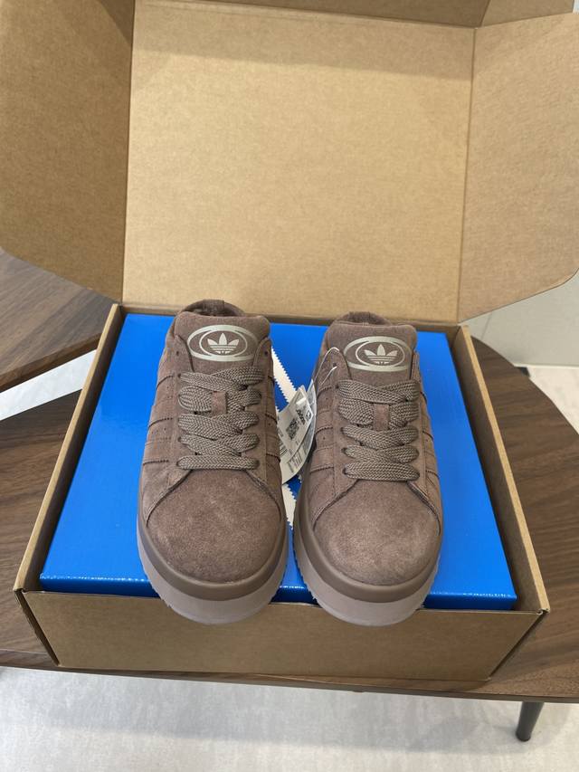 半拖 雪地靴 Adidas 三叶草 25Ss 秋冬 厚底羊毛 半拖 雪地靴 助你轻松应对寒冷。内里柔软舒适，营造温暖感受，外侧匠心设计，令稚嫩双足保持干爽。 耐