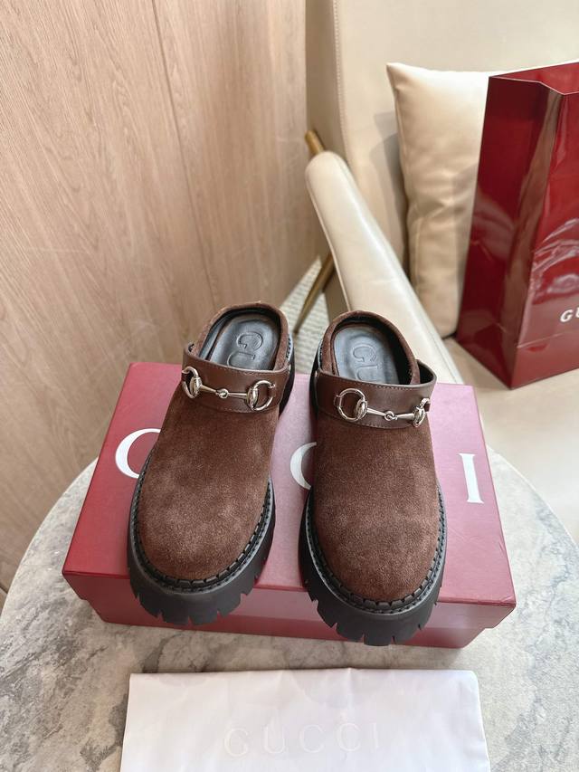 731-3 咖色￥ 35-41 作为对品牌马术本源的致敬之作，马衔扣历经时间洗礼后，将厚重历史底蕴与现代时尚型格融为一体。这款女士穆勒鞋采用光滑绒面材质匠心打造