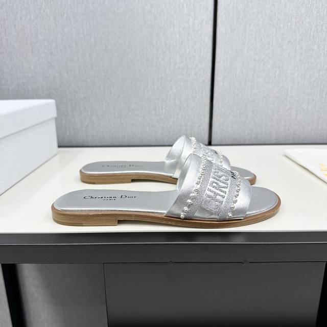 D家2025 Dway 春夏新款一字拖拼色女鞋 Cd字母Logo立体镂空平底凉鞋 市面顶级版本 材质:鞋面原版一致高温水溶棉质电绣羊皮+水染羊皮内里+意大利真皮