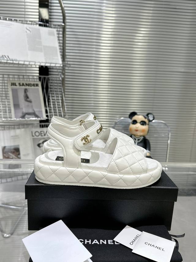 24C 沙滩凉鞋社交平台热门款，春夏时髦穿搭，上脚各种Look！柔软小羊皮完全不用担心磨脚累脚，顶级材质工艺，超级推荐！各处细节正品对比； 聚焦精湛工艺，经典标