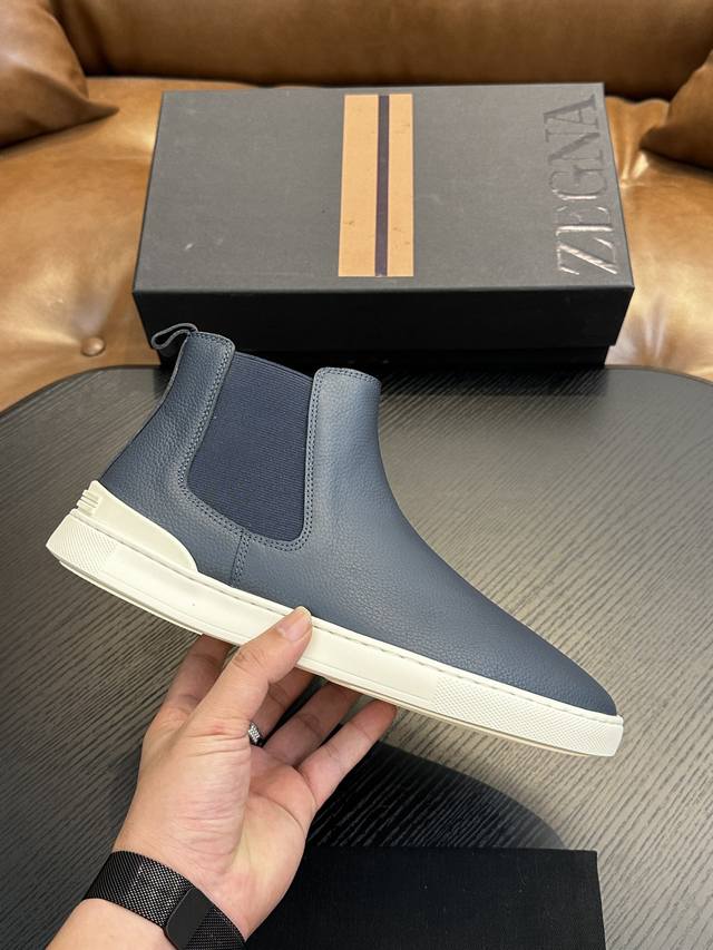 热卖款 这款 Triple Stitch 高帮运动鞋以柔软的翻毛皮制成，为休闲鞋履注入精致格调。标志性三重交叉弹性细节彰显出传统皮鞋的手工缝迹，轻盈和懒人套式设