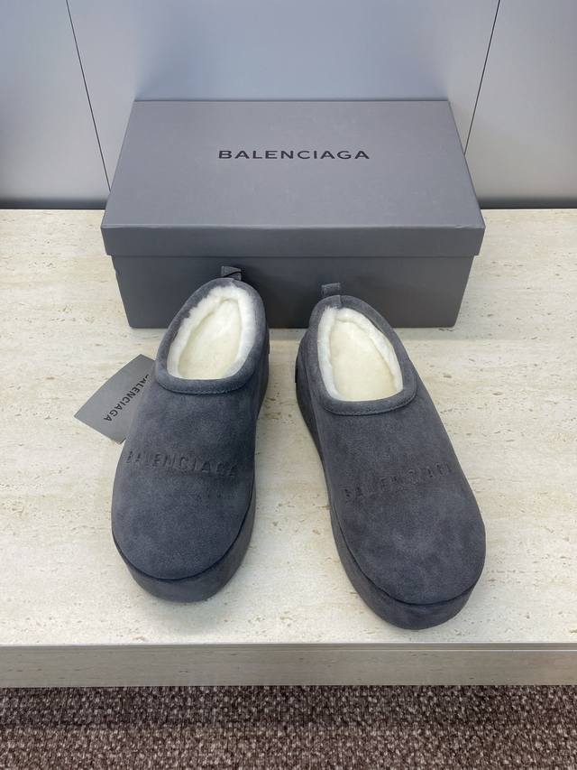 工厂p价p Balenciaga 2025秋冬新款女鞋 巴黎世家字母Logo穆勒鞋 明星同款厚底圆头居家毛毛拖鞋 市场顶级版本 材质：鞋面进口牛麂皮+100%羊