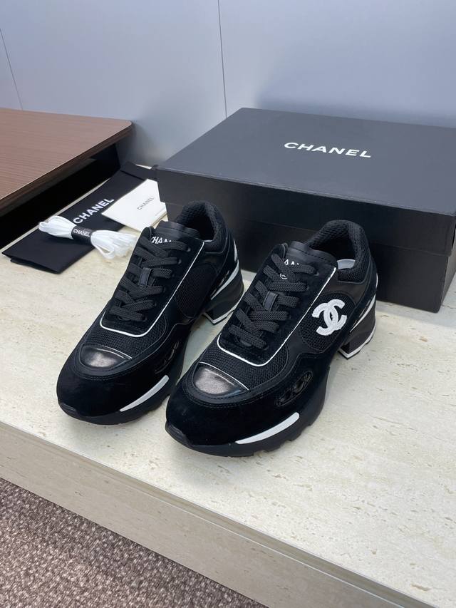 工厂p价p Chanel 香奈儿 2025秋冬新款系带休闲女鞋 小香字母Logo厚底低跟圆头拼色运动老爹跑鞋 材质:鞋面进口小牛皮拼接环保透气网眼布 进口羊猄皮