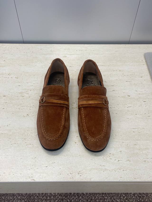 工厂p价p Brunello Cucineli 布鲁内诺库奇内利2025秋冬新款女鞋 Bc 字母Logo五金皮带扣平底圆头复古乐福单鞋 材质：鞋面进口羊猄麂皮+