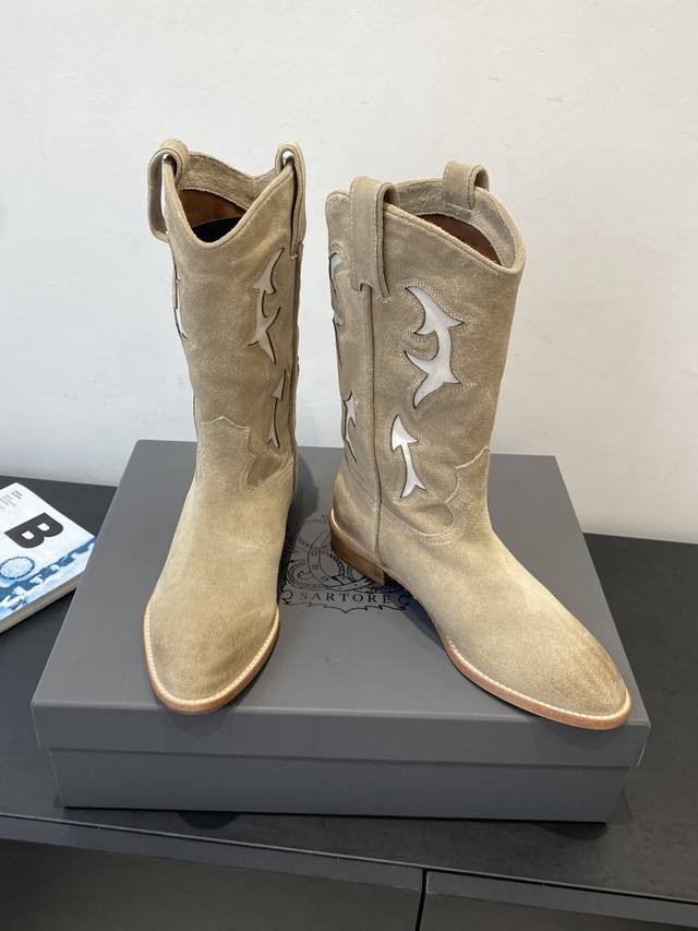 顶级版本 Sartore 秋季最新款复古一脚蹬高靴 这款靴子采用一脚蹬元素的融入 呈现出自然复古的质感 圆鞋头设计线条流畅 简约大气 既显高挑身材 又能有效提升