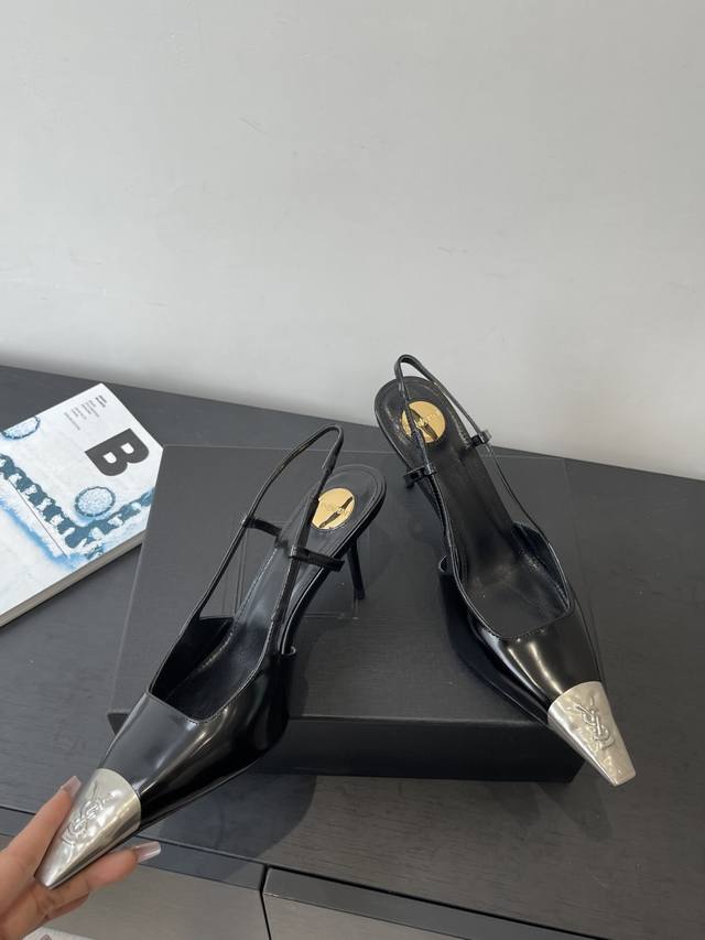 Saint Laurent 圣罗兰 新品 方头 Ysl饰扣优雅大气高跟 Ysl走秀款高跟鞋 各种小裙子搭配起来 完全不挑脚型哦 通透的闪钻在光线的照耀下呈现幻彩