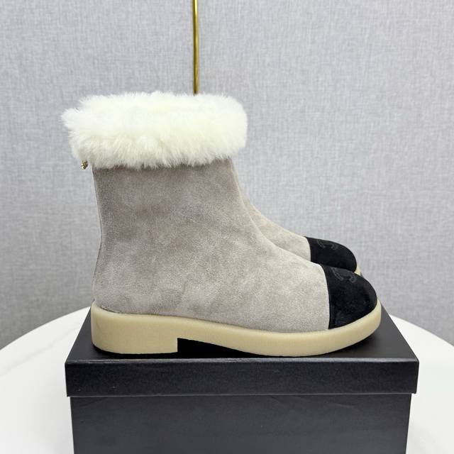 2025Sss官网、小红书同步最新配色小香家爆款火热上线，做工升级版，高品质！ 时尚潮流最新款毛毛靴上脚超百搭暖底，女主们的最爱 鞋面：牛反绒牛皮 内里：羊毛
