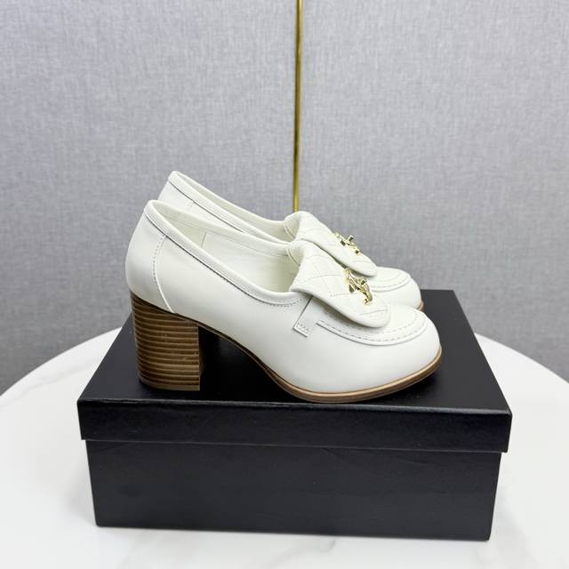 厂价 Chane*｜小香经典防水台高跟翻盖乐福鞋 这款乐福鞋简直是时髦精的梦中情鞋！ 经典的翻盖设计 巧妙地将双C标志融入其中 每一处细节都彰显着香奈儿的品牌魅