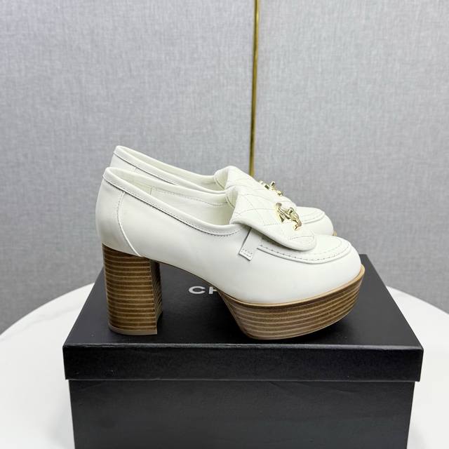 厂价 Chane*｜小香经典防水台高跟翻盖乐福鞋 这款乐福鞋简直是时髦精的梦中情鞋！ 经典的翻盖设计 巧妙地将双C标志融入其中 每一处细节都彰显着香奈儿的品牌魅
