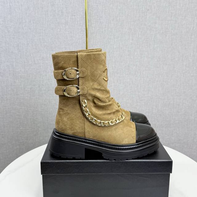 Chane*｜小香25B秋冬新品双C 链条靴子系列 链条的装饰为靴子增添了一份随性与不羁 在行走间 散发着独特的魅力。 短靴的设计简洁大方 恰到好处的靴筒 内里