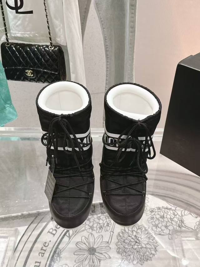 Moonboot、保暖靴 航天靴.滑雪靴.雪地靴，满满的黑科技 秋冬居家、出行必备保暖神器 面料：牛皮革、防水丝绸布 内里：复织羊羔毛、天鹅绒 鞋底：防滑耐磨橡