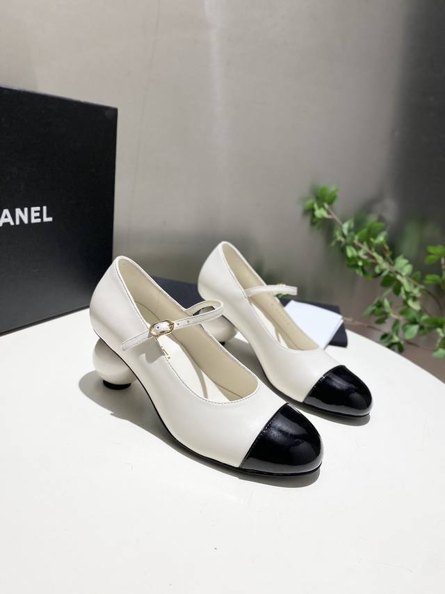 走秀款单鞋 短靴 Chanel 香奈儿2025秋冬走秀款双C巨型珍珠跟 在米兰时尚的T台上 亮相便艳惊四座，成功晋升为潮流人士的梦中情靴 。经典的双C标志与巨型