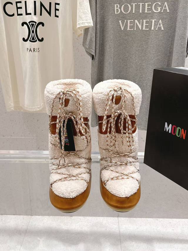 Moonboot、保暖靴 航天靴.滑雪靴.雪地靴，满满的黑科技 秋冬居家、出行必备保暖神器 面料：复织羊羔毛.牛皮革.防水丝绸布 内里：复织羊羔毛、天鹅绒 鞋底