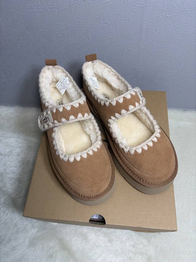 上新 货号：Ugg1172517 玛丽珍名族风联名款，厚底复古，休闲中国风，百搭，名族色彩，纯手工穿线，脚背斜袢魔术贴 牛皮反绒羊毛 大底4厘米 栗色，黑色，芥