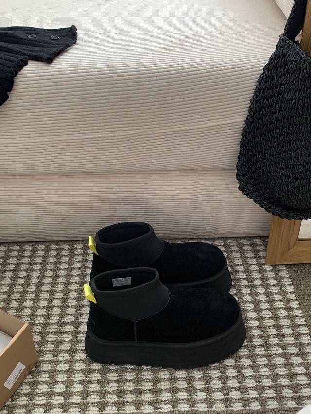 Ugg.Mini迪普靴款号：1168170 今年新增短筒. 防滑耐磨的Treadlite By Ugg.轻翼大底 将带来新奇别致的温暖和舒适体验 鞋面：牛刨层革