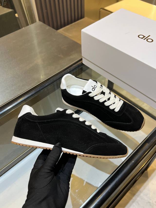 Alo 25Ss新款 德训鞋舒适休闲款 Alo比耐克更懂女生！小红书种草系列上脚超级百搭！而且超级舒适！是薄底款上脚一点都不沉重！而且还是明星同款推荐～上脚超级