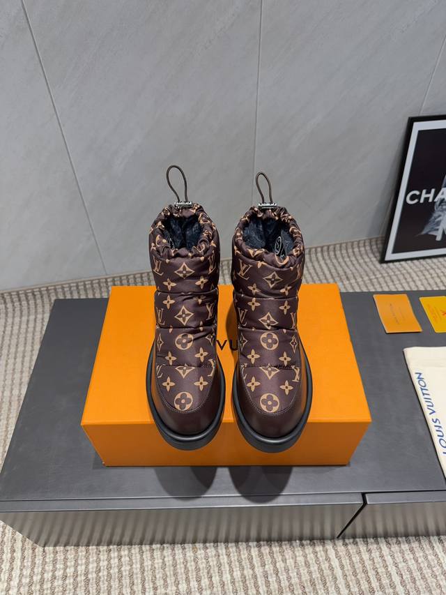 出厂: 独家顶级版本 秋冬L*V路易威登驴家2025Vs秋冬官网最新走秀雪地靴系列火爆上市 圆头厚底羽绒雪地靴 超级豪刊的款式颠覆了传统雪地靴的设计 将羽绒的概