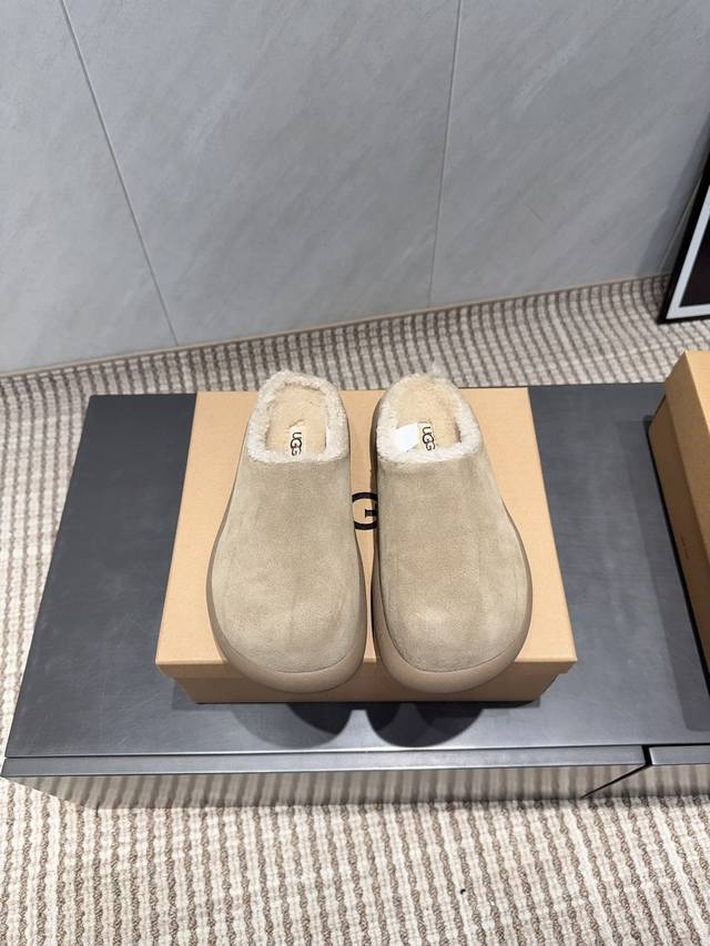 出厂: 独家顶级版本 Ugg~24Vs秋冬爆款松糕厚底休闲毛鞋系列 圆头厚底半拖毛鞋 一款不会撞衫的鞋子、简约的隔板设计上斑点的大底、鞋面真丝卷毛、秋冬季必备款