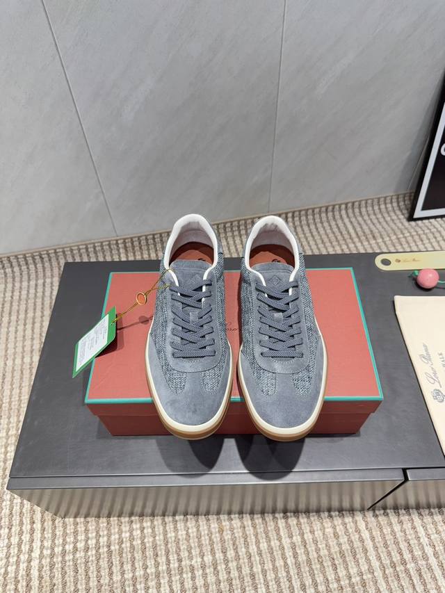 出厂:男款 独家顶级版本 Lor*pian*25Vs秋季最新男款休闲鞋系列 男士复古德训休闲鞋 意大利高级品牌Loro piana创立于1924年4月24日，是