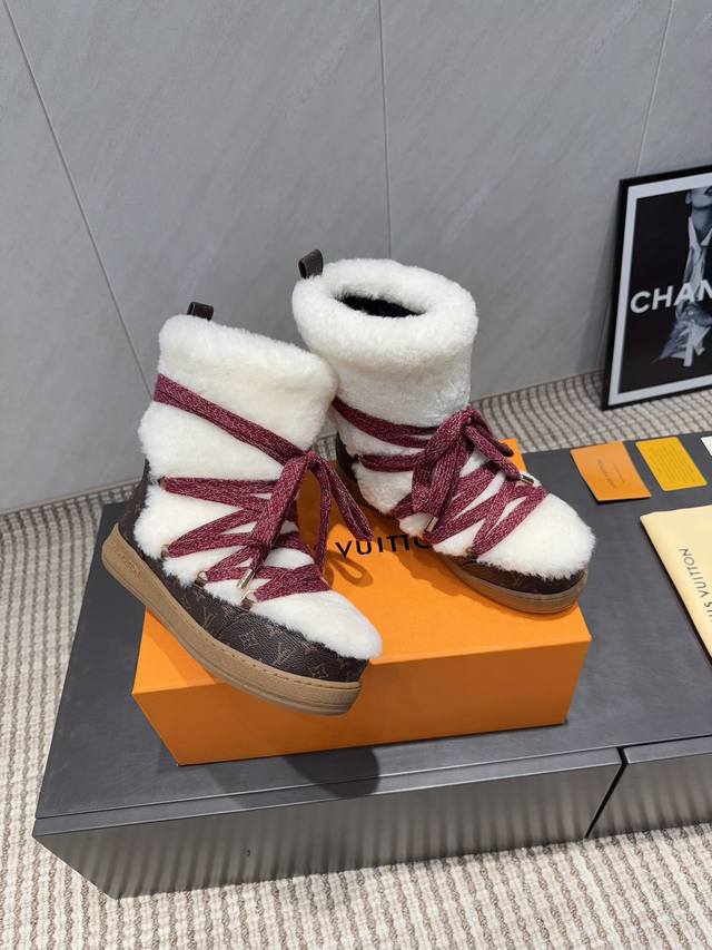 出厂: 独家顶级版本 秋冬L*V路易威登驴家2025Vs秋冬官网最新走秀雪地靴系列火爆上市 圆头厚底雪地靴 超级豪刊的款式颠覆了传统雪地靴的设计 将羽绒的概念进