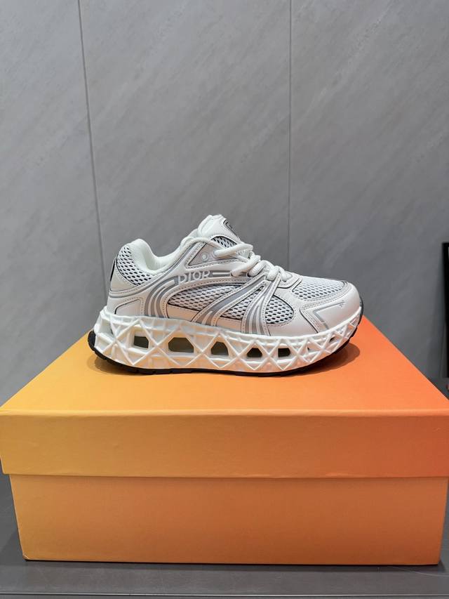 出厂:情侣 独家顶级版本 D*Ior迪*奥～B35情侣爆款休闲鞋系列 情侣B35休闲鞋 以经典球鞋的版型为基础 加入解构元素设计 经典品牌数字Logo在鞋尾完美