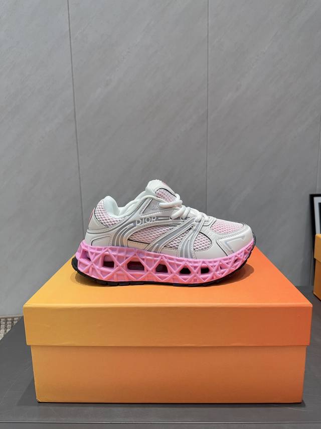 出厂:女款 独家顶级版本 D*Ior迪*奥～B35情侣爆款休闲鞋系列 女款B35休闲鞋 以经典球鞋的版型为基础 加入解构元素设计 经典品牌数字Logo在鞋尾完美