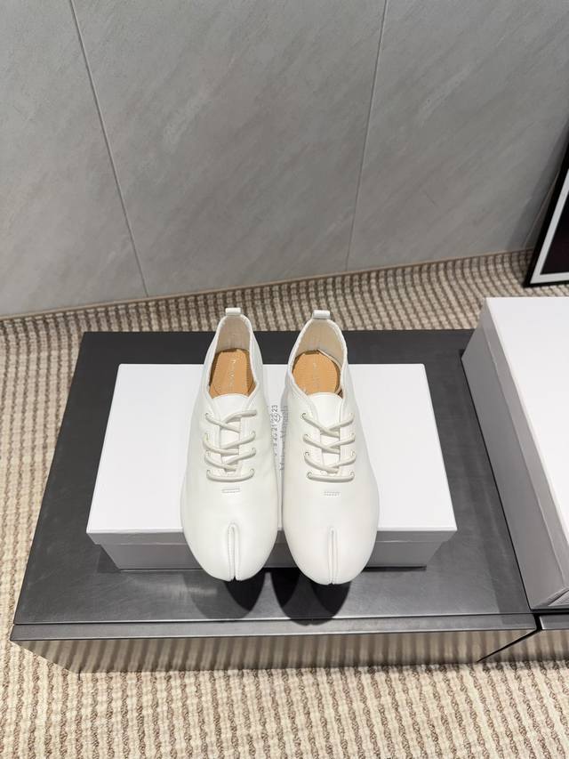 出厂: 独家顶级版本 Maison Margiela马吉拉25Vs秋季新款分趾乐福单鞋系列 分趾乐福单鞋 原版一比一打造舒适度，包裹性都比较好，个性十足，很好驾