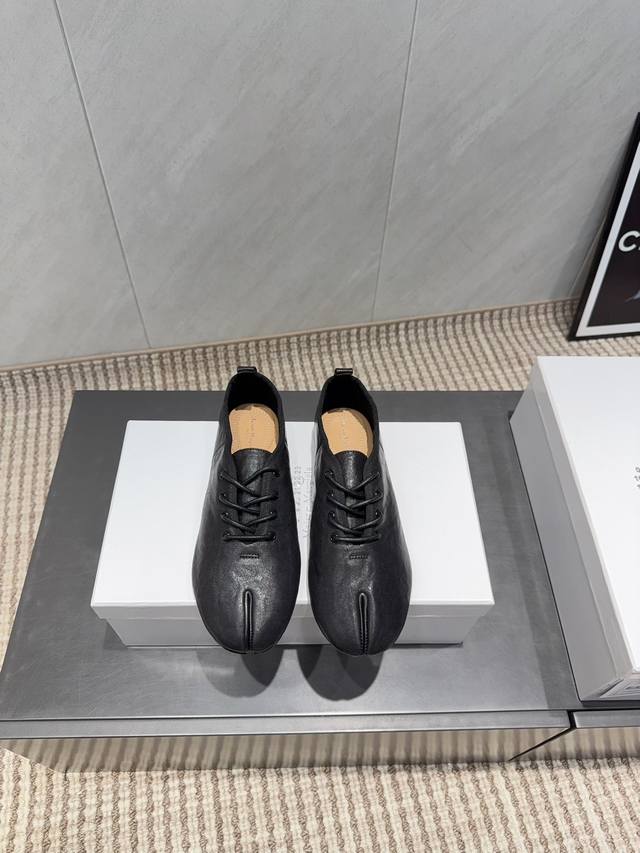 出厂: 独家顶级版本 Maison Margiela马吉拉25Vs秋季新款分趾乐福单鞋系列 分趾乐福单鞋 原版一比一打造舒适度，包裹性都比较好，个性十足，很好驾