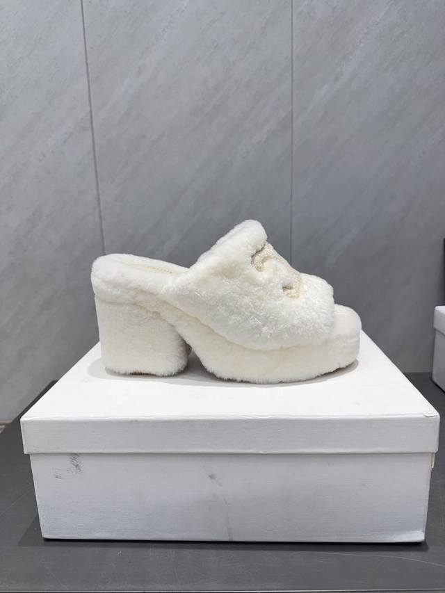 出厂: 独家顶级版本 C*Eline赛*琳2025Vs秋季最新爆款毛拖系列 圆头厚底毛拖 官网同步最新款，专柜最高版本顶级品质，毛茸茸的时髦感十足，舒适的圆头设