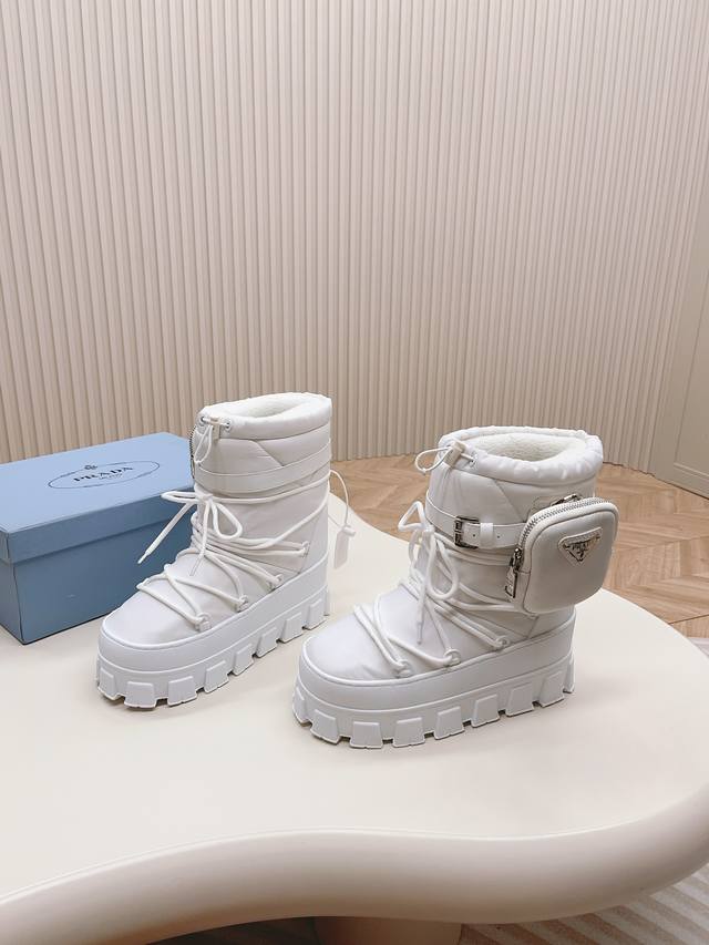 出厂:短靴 独家顶级版本 长期做货 prad*A2025Vs秋冬经典爆款雪地靴系列 厚底雪地靴短靴 新款上架这款厚底在欧美街拍中出境率超高，Ins也是火了一把，