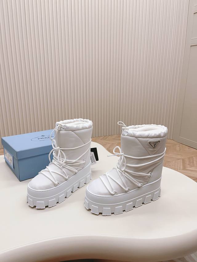 出厂:短靴 独家顶级版本 长期做货 prad*A2025Vs秋冬经典爆款雪地靴系列 厚底雪地靴短靴 新款上架这款厚底在欧美街拍中出境率超高，Ins也是火了一把，