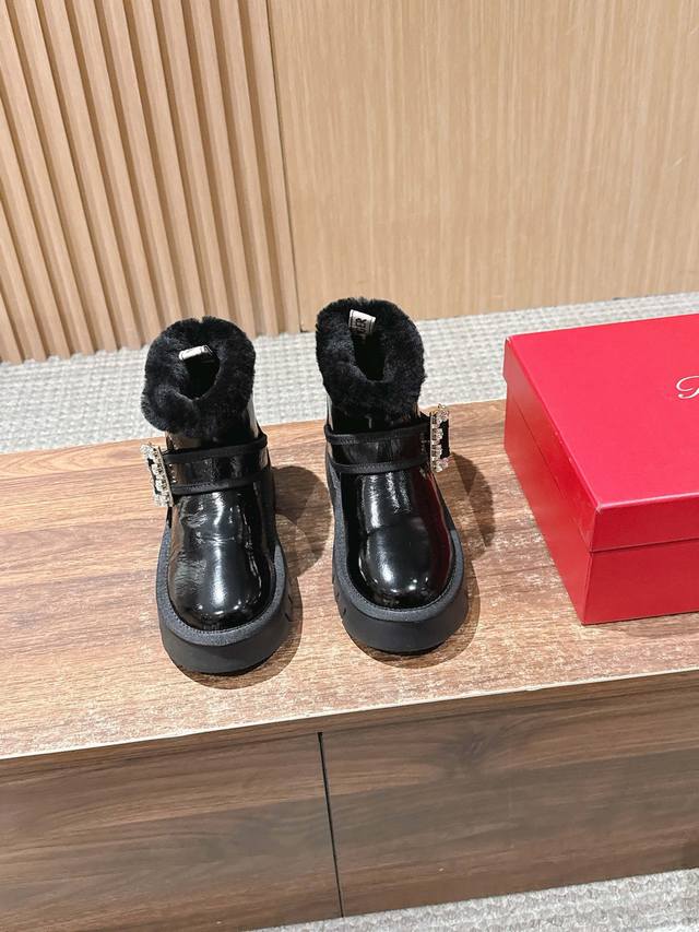 Rv Winter Viv 罗杰维维亚钻扣靴子 非常柔软绒面皮革手工制作 配以剪羊毛衬里和闪钻饰扣 温暖又不是时尚 冬天真的神器 Size：35-39 40 4