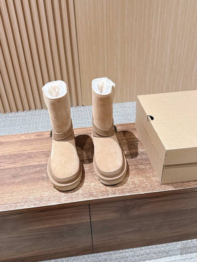 莞产 Ugg 油叽叽蓓琳娜搭扣系列中筒重磅来袭 从材质到版型全是顶配，秋冬氛围感直接拉满 一眼沦陷的奢级质感，藏在细节里 鞋面顶级羊皮毛一体拼接礳沙牛皮挡泥板，