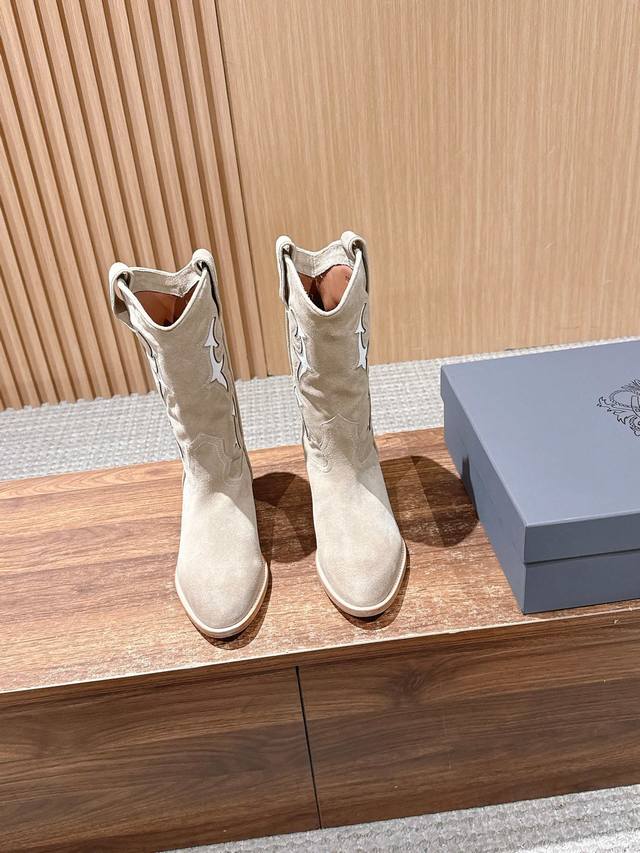 秋季最新款复古一脚蹬高靴 这款靴子采用一脚蹬元素的融入，呈现出自然复古的质感。圆鞋头设计线条流畅，简约大气，既显高挑身材，又能有效提升舒适度，而鱼鳞纹防滑橡胶底