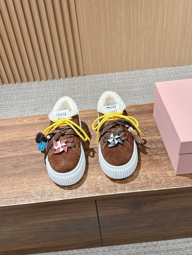 毛里 Miu Miu＃缪缪秋冬新款 厚底 休闲小白鞋 羊毛饼干鞋 简约造型，超轻原版开模鞋底，脚感妥妥满分 好穿好搭，增高6Cm 饼干鞋的热度真的是只增不减的