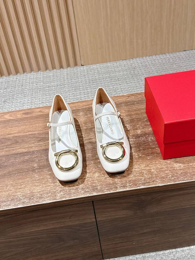 莞产 Salvatore Ferragamo 菲拉格慕粗跟玛丽珍 万年经典的玛丽珍款又回到了我们的视野，展现出更多不一样的风格，烂漫又随性的意式风情，脚感轻盈软