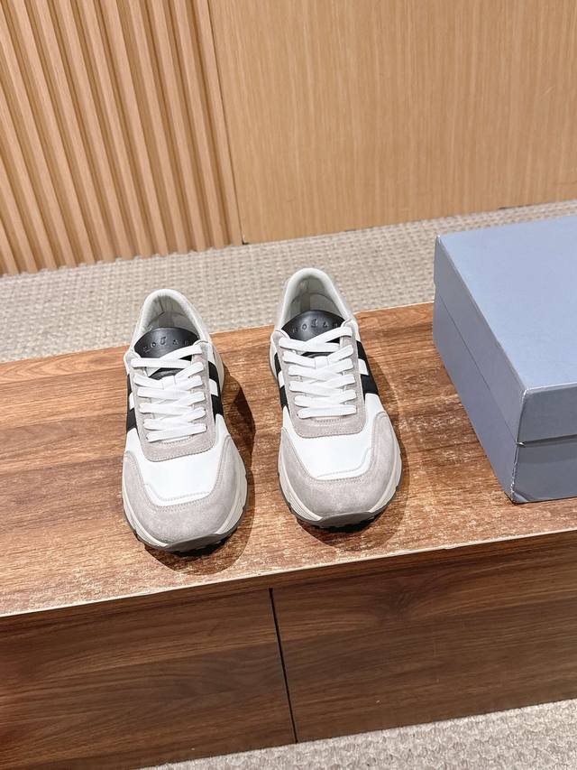 限男码 豪格系列云朵鞋流行 H拼色工艺~休闲运动鞋履精湛手工设计融入军装元素，兼职实用与个性造型感;多元材质融入缤纷创作灵感，调和品牌经典与潮流格调，点亮休闲日