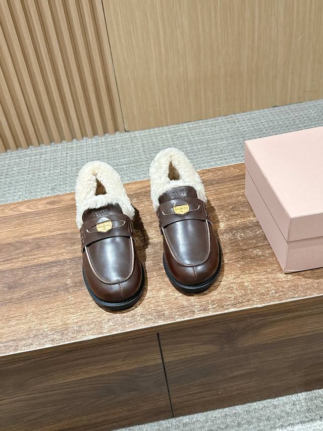 缪缪经典款羊毛钱币乐福鞋 缪缪这一款也太美了吧，无敌搭配怎么穿都超级好看钱币的设计很复古很时尚！ 皮边全部细节油边处理，原版开模橡胶大底！原版开模钱币五金铜扣！