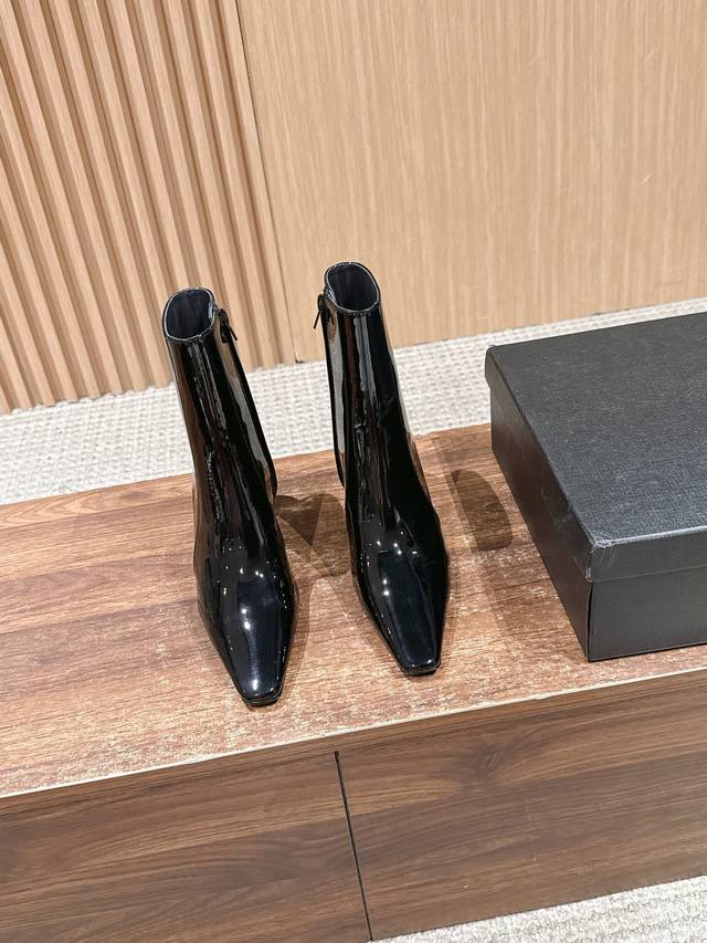 Saint Laurent 圣罗兰秋冬新款 侧拉链 高跟短靴 整个鞋非常的简约大气 小方头更加的精致时髦可以看到我们靴子侧面是按照人体腿型设计出来的弧度 上脚非