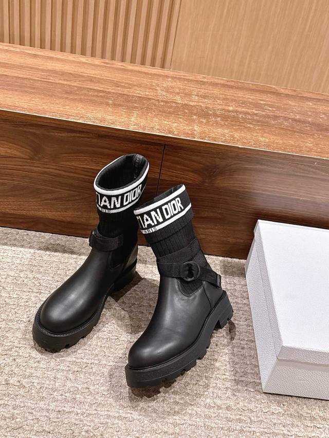 升级版 #迪奥新款袜子靴短靴弹力长筒靴 鞋身结合了皮革靴底与针织袜筒，皮革部分挺括有型，针织袜筒则增添柔软弹性，兼具帅气与舒适感。袜筒上方印有醒目的“Chris