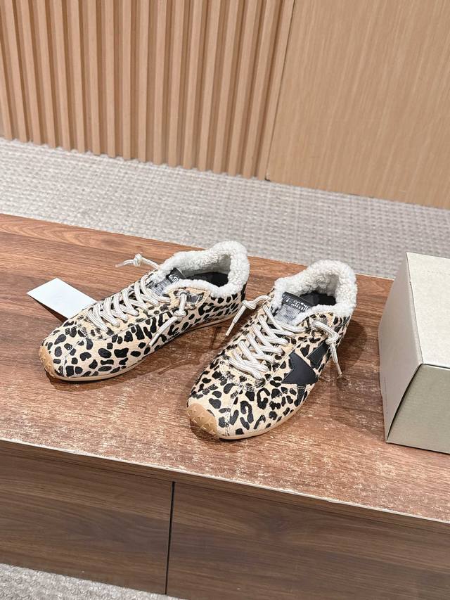 新款羊羔毛脏脏鞋那可是无人不知、无人不晓的时尚单品，简直就是各路明星、网红、大咖们的最爱！毫不夸张地说，如果你还没有一双星星小脏鞋，那你可就真的要赶紧买一双啦！