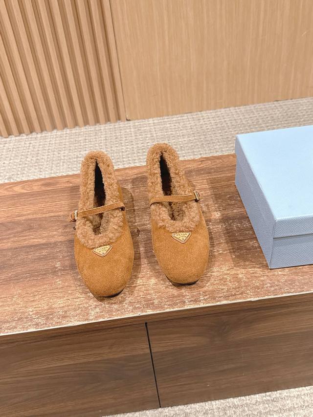 prada 普拉达秋冬新款毛毛鞋玛丽珍平底鞋 简约舒适又百搭 麂皮材质 羊羔毛内里 Size：35-39 40 41定制不退换