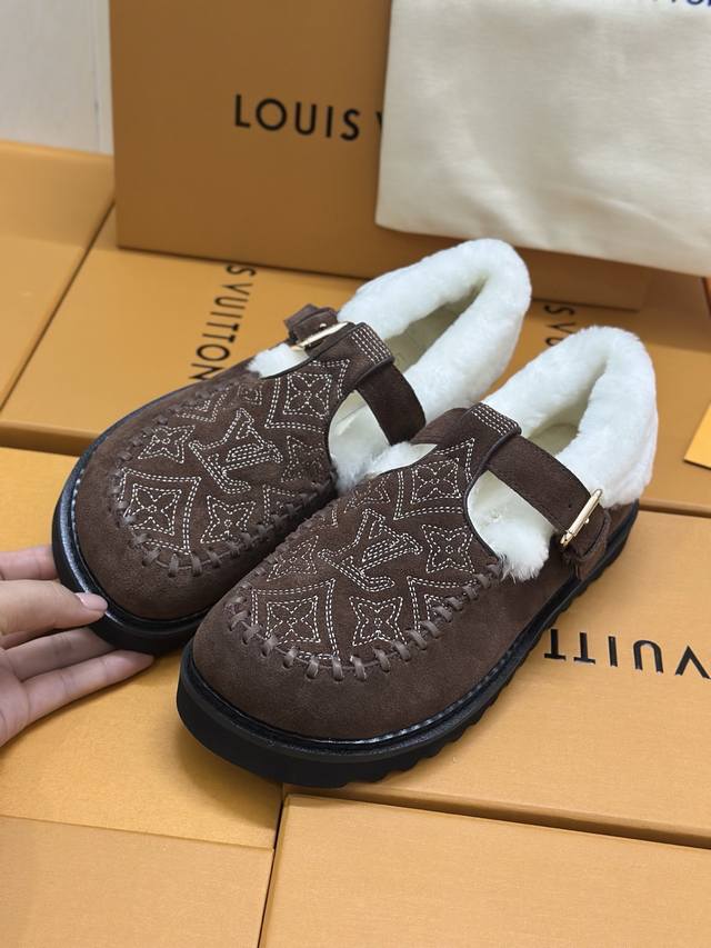 最新款 毛里版本 路易威登Lv Louis Vuott On Fw24 New Arrival～秋冬最新款毛毛拖鞋～电绣工艺 这双毛拖也是好好看！皮质的就是非常