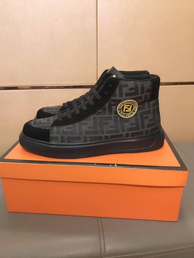 出厂价p Fendi 芬迪 经典舒适男士高帮休闲鞋，鞋面选用磨砂皮搭配品牌印花面料，羊皮垫脚，橡胶耐磨大底 这种独特的风格适合四季，随意而精致的感性，上脚舒适自