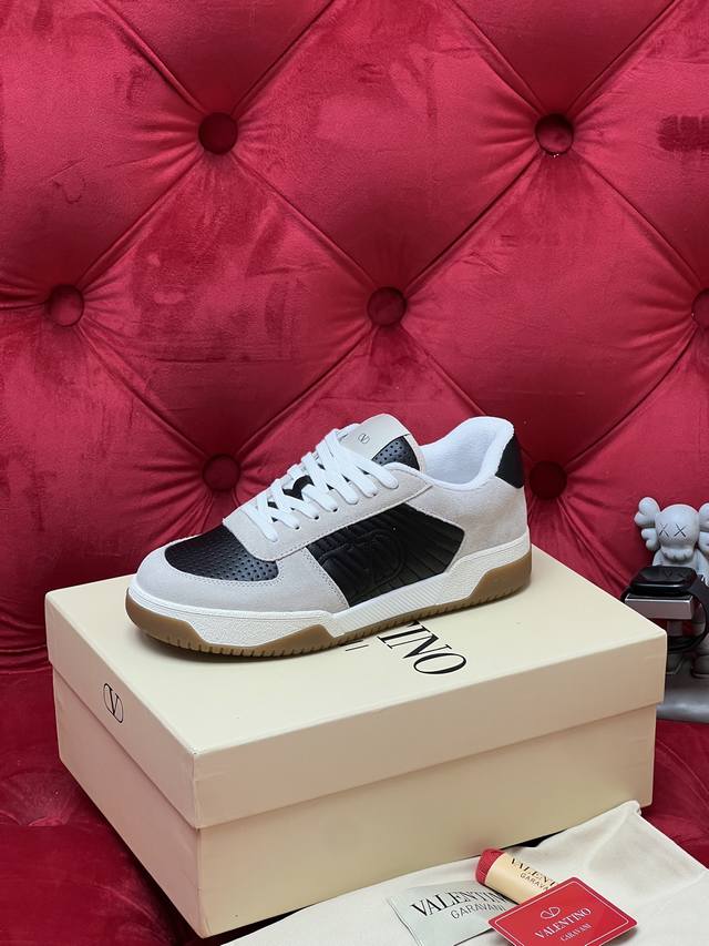 独家实拍 顶级版本 V家26Ss秋冬运动鞋新品 小牛皮和麂皮拼接 质感超赞 反馈超好 帅到起飞啊 情侣 全套包装！ 面料：原版定制冲孔 全粒面牛皮 垫脚：牛皮