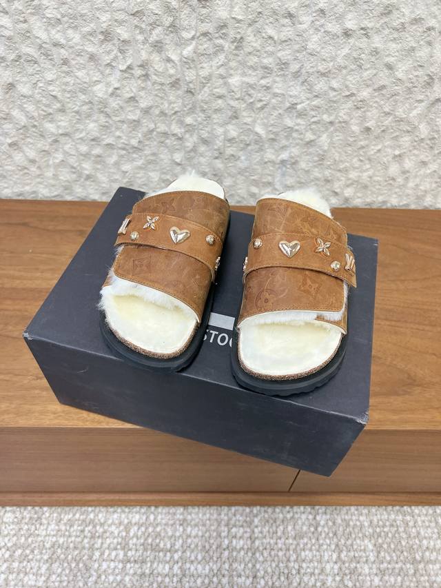 G751 Louis Vuitton × Birkensto联名合作款25Ss博肯拖鞋 万年经典勃肯软底强势推出，一个品牌就是一个类型，其构造鉴于人体工学设计，