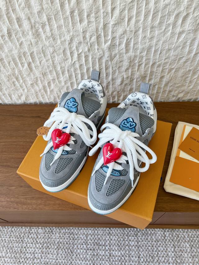 扣子+50 G039 Lv Skate Sneaker 25Ss新款四叶草情侣款运动面包滑板鞋 全新注入年轻血液潮范系列 增加两鞋带设计 鞋舌与鞋跟均带有品牌创