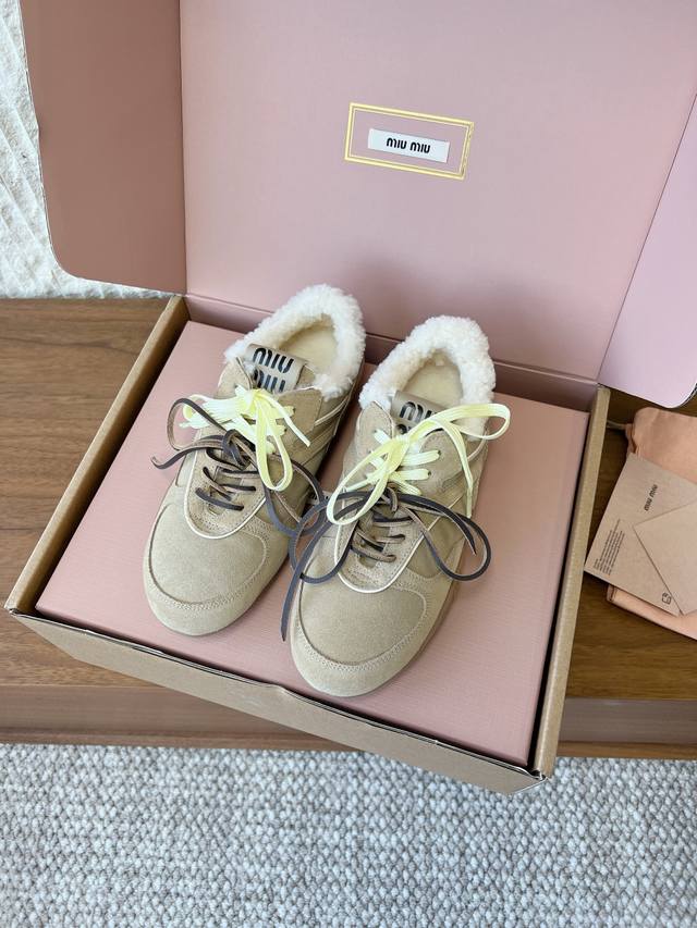 G588 Miu Miu 缪缪 25Ss 春夏新款走秀Miumiu 德训 休闲鞋 秀场工艺来自Miu Miu系列的细节特写 新季的潮流要素一 与此刻挚爱的概念，