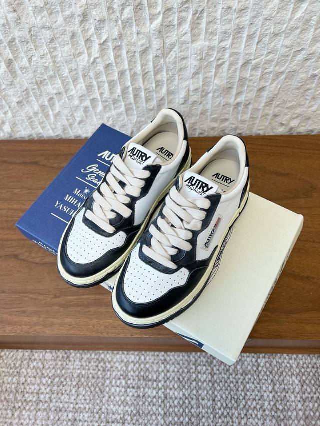 G310 Autry 25Ss最新款复古 情侣款 脏脏小白鞋 Autry的每一款鞋都有着简单线条和内敛细节设计，厚实发黄的鞋底和鞋面标签带是它的经典标识，鞋头的